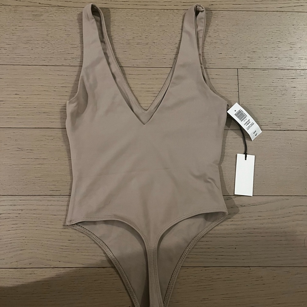 V NECK BABATON ARITZIA BODYSUIT XS